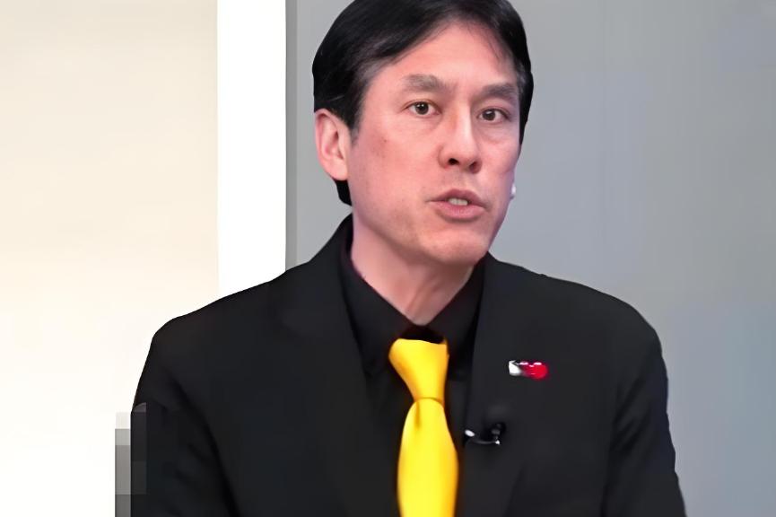 绿嘴黄暐瀚曾反问所有支持统一的台湾民众：中国大陆是世界大国，邦交遍布全球，更