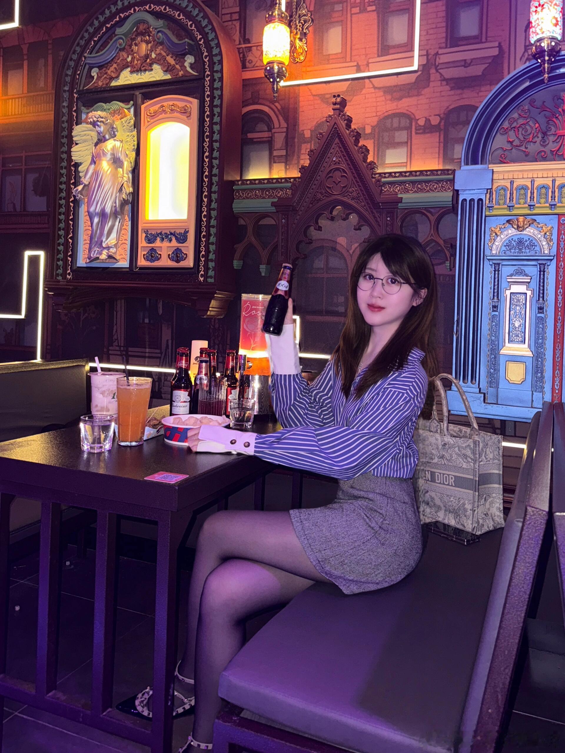 酒吧里的丝袜少女～​​​
