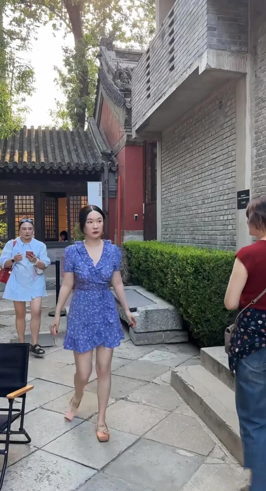 霍思燕现在是肤白貌美，珠圆玉润具象化了，很富态，一看就是个很有福相的人。北京遇