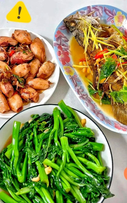 天做好了饭把婆婆叫出来吃，婆婆出来一看问我这上面缺点什么？我说缺啥呀？婆