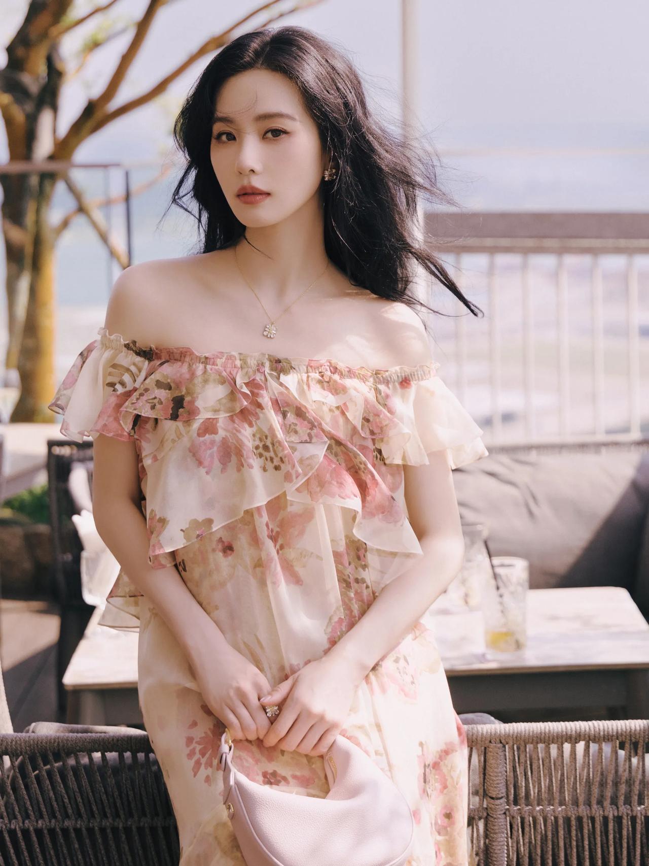 刘诗诗碎花露肩裙太美了💐风吹长发，阳光正好，温柔氛围感直接拉满。淡雅又浪漫