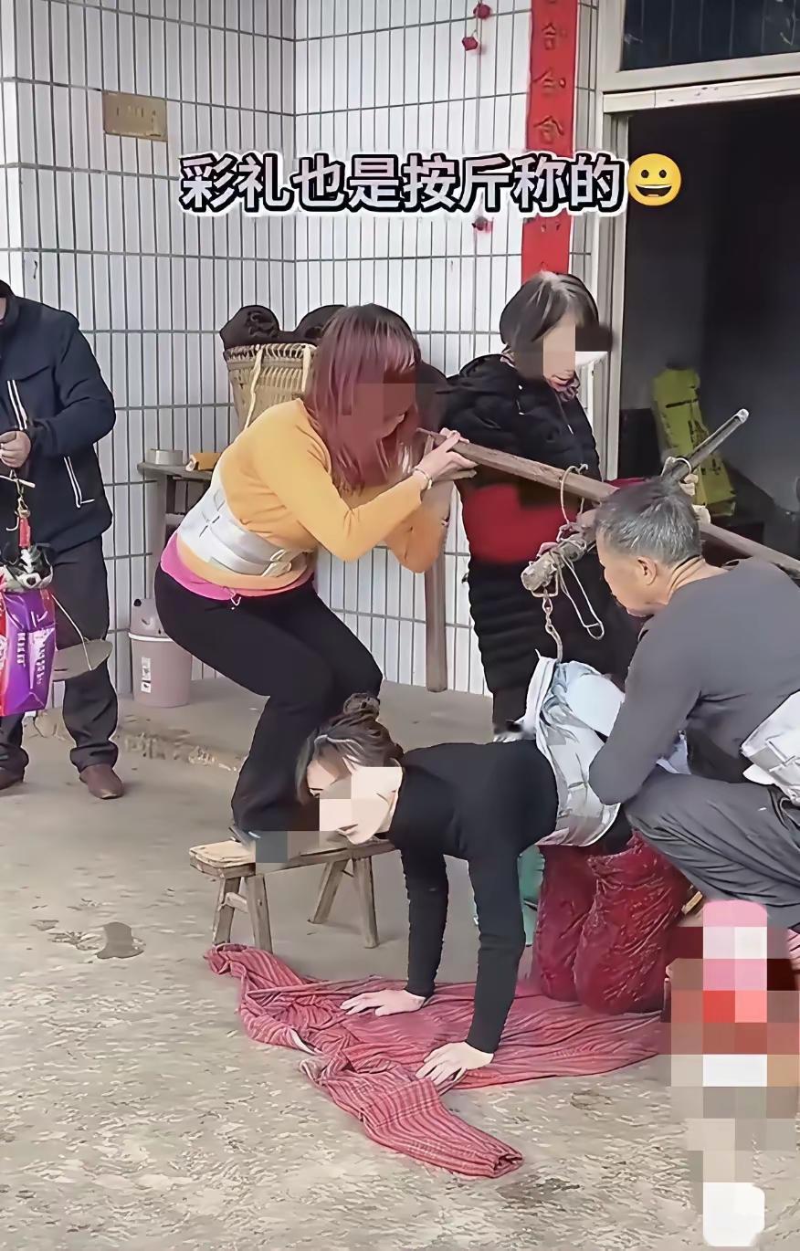 按斤给彩礼，这算不算是陋习？刚刷到张让人膈应的照片：一名年轻女子被父母架着胳膊