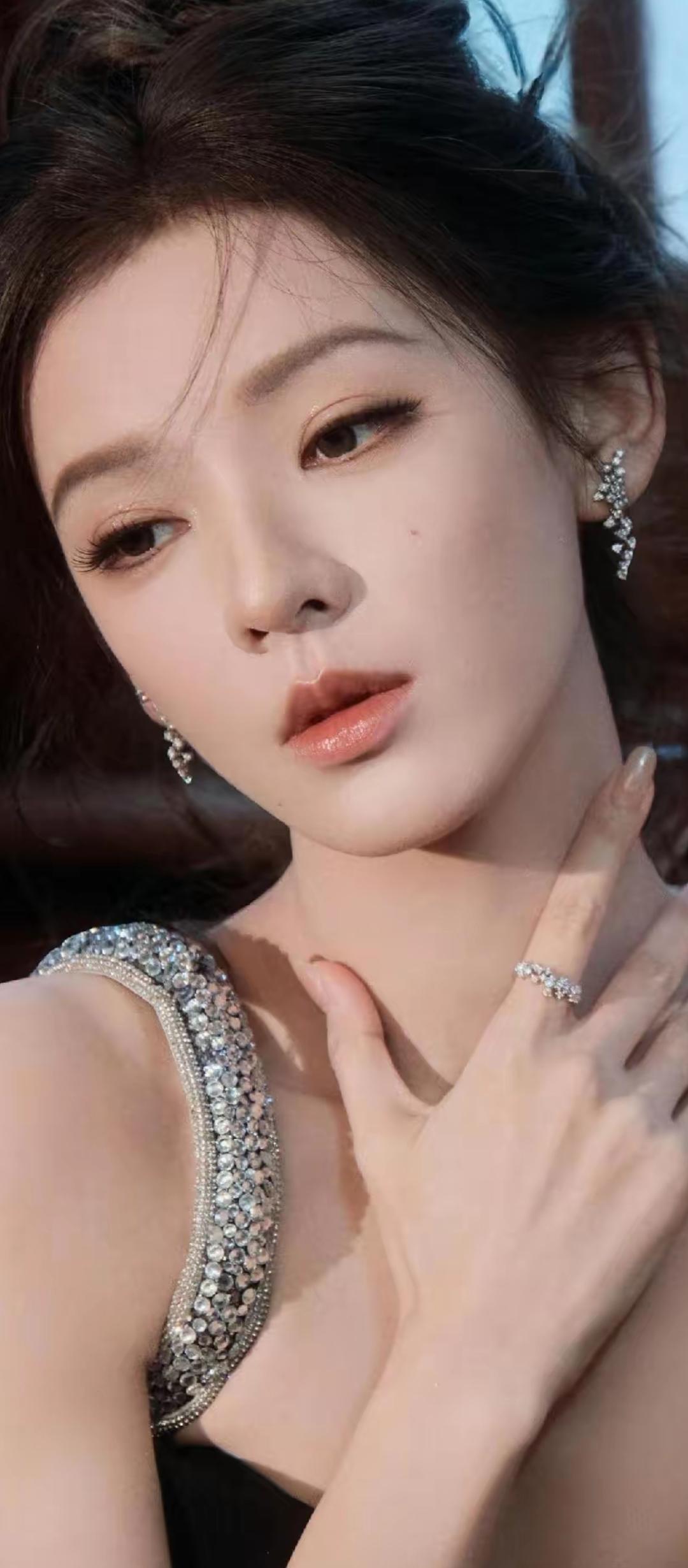 优雅气质，闪耀珠宝，尽显奢华魅力！