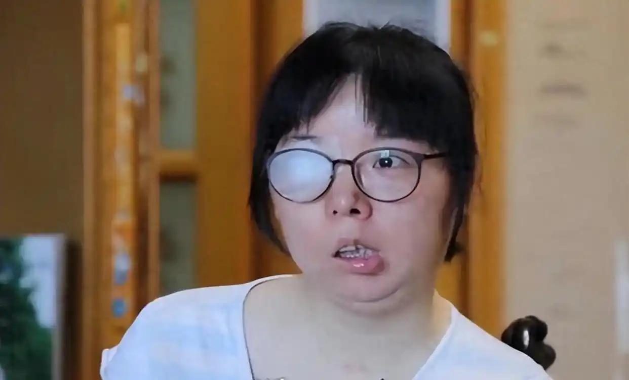30岁安徽女博士怀孕后瘫痪在床，丈夫悉心照顾，不料，生下儿子后，丈夫看了一眼却