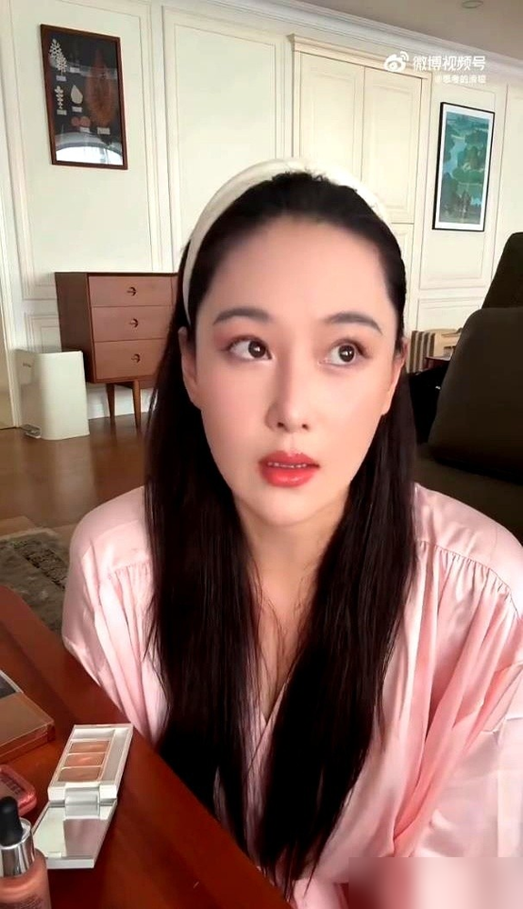 张馨予在家录Vlog，何捷路过瞅一眼，来了句，你鼻子上怎么有个夹子。她化的是雀斑妆，他以为是鼻夹没摘