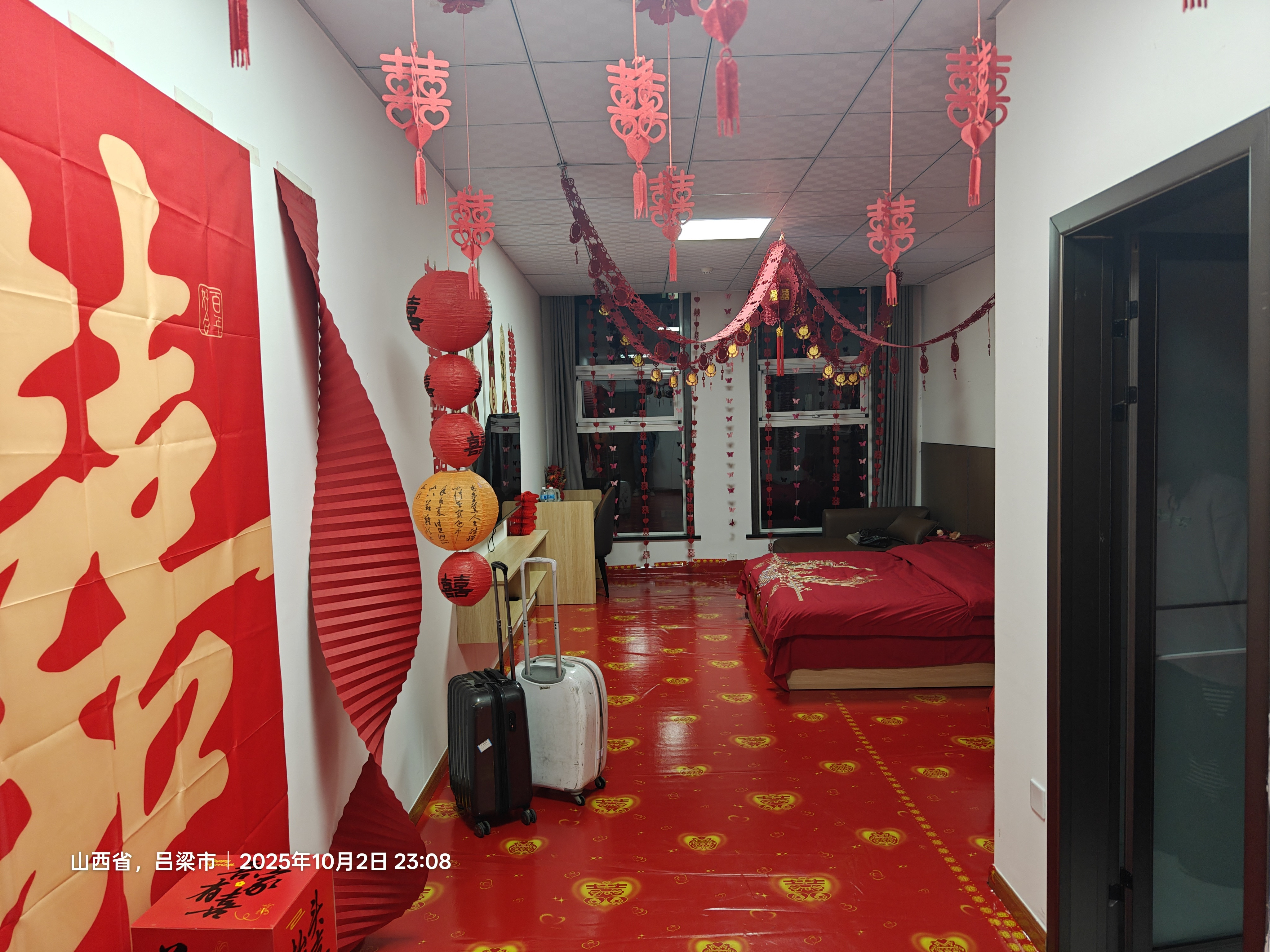 我要笑鼠，同学婚礼在酒店布置了一个婚房，但是后来改成去新娘老家接媳妇这个婚房就不