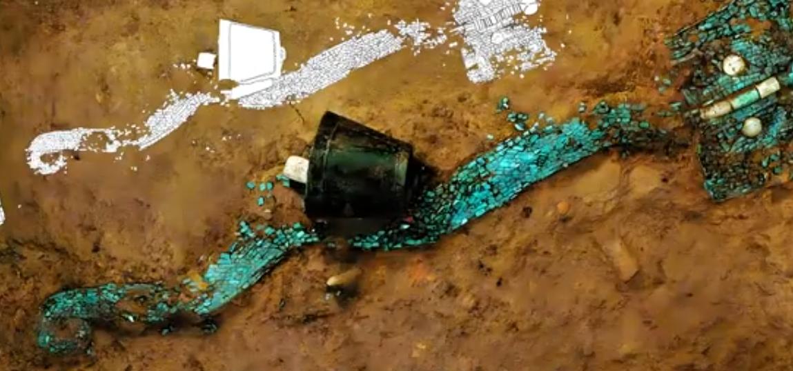 河南二里头遗址一座仅两平米的夏朝贵族大墓中，出土了震惊考古界的绿松石龙形器。它由