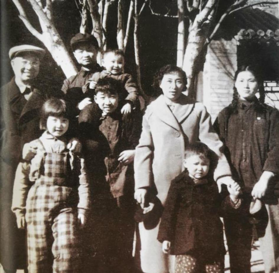 1960年，上级下发通知，要求：“开国中将以上的高级将领，根据自己在战争年代的经