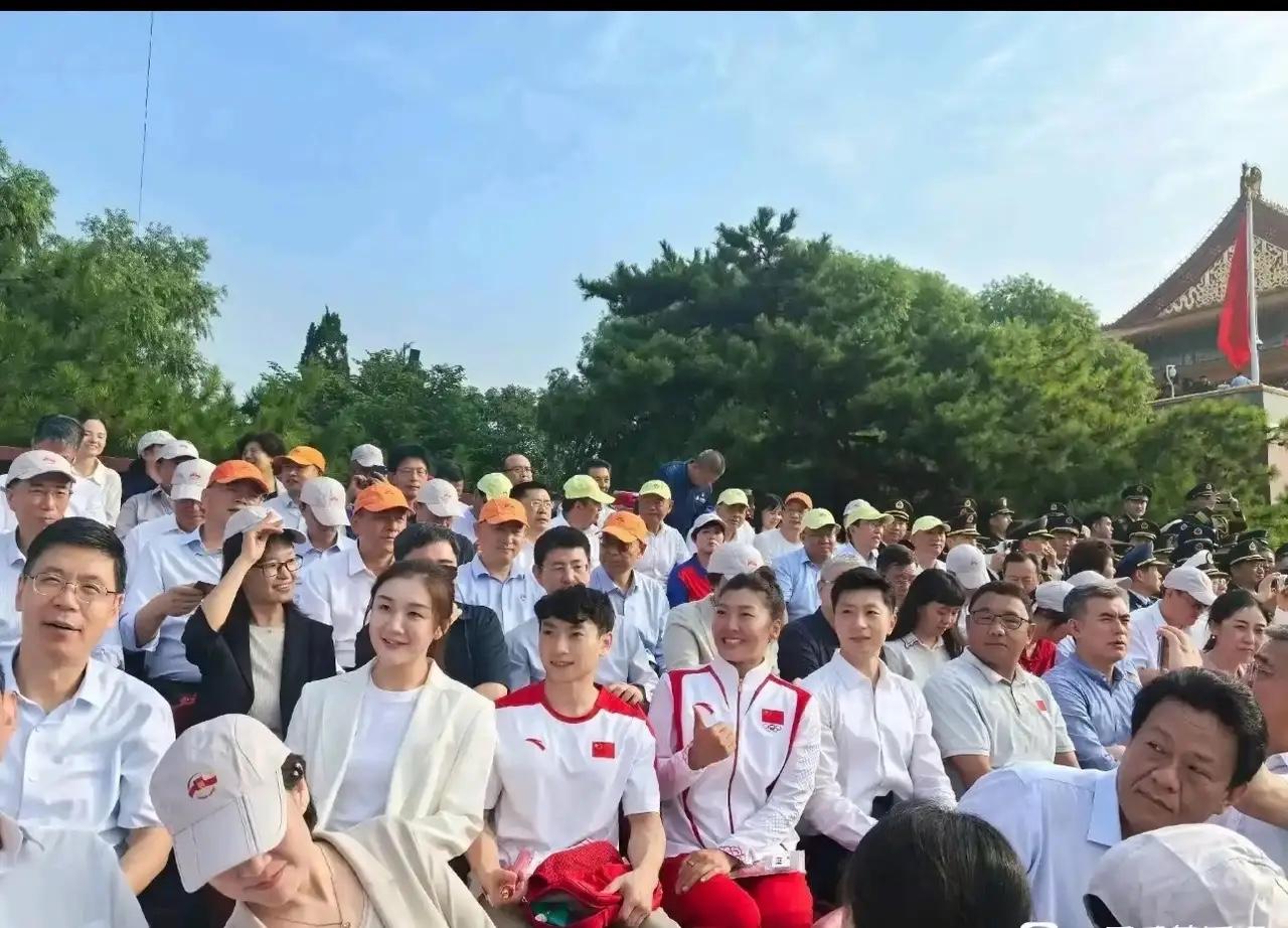 终于看到了：马龙和陈梦的身影马龙和陈梦，作为国乒代表，来到了北京天安门广场，