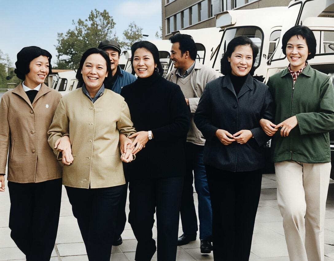 一张充满年代感的珍贵合影：我认出了前排优雅的秦怡，靓丽的宋晓英，清丽的李秀明，