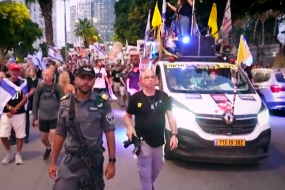 以色列街头炸锅了！50万人上街逼停战，内塔尼亚胡硬刚：打到底！特拉维夫的街头这几天彻底乱套了。抗议人