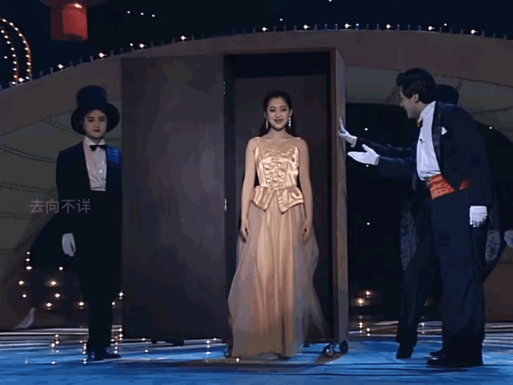 这是1993年，刚满18岁身着军装的梅婷，连续两年登上春晚，一次给宋祖英伴舞，一