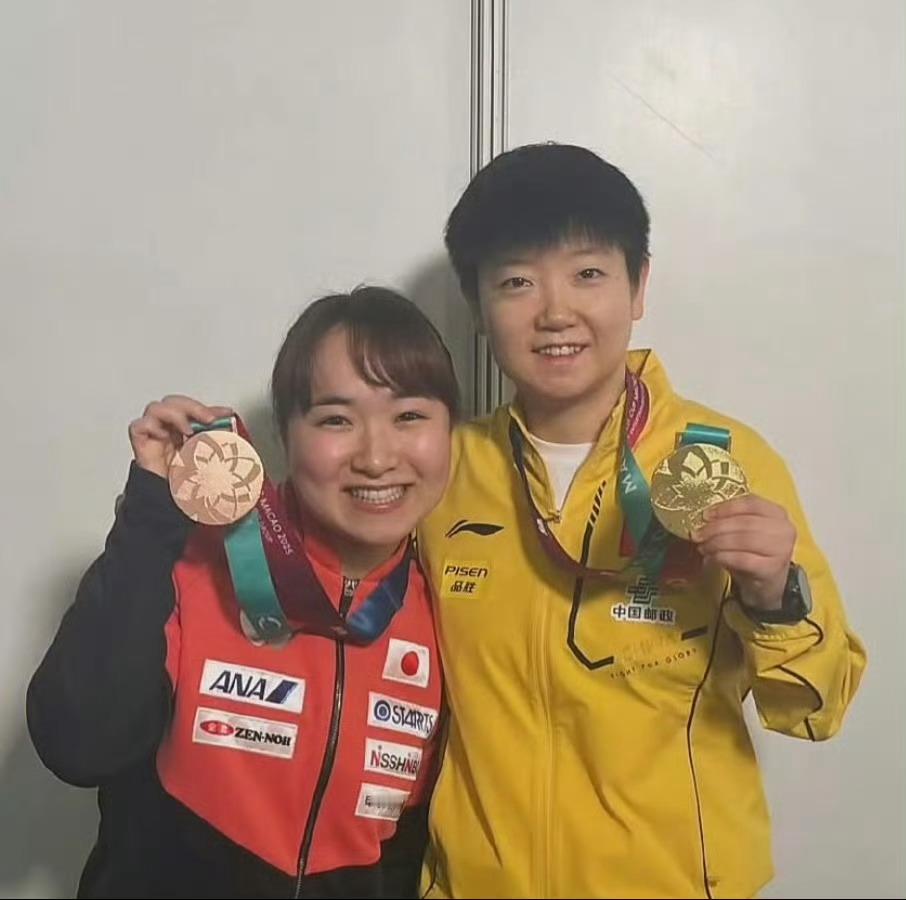 孙颖莎冠军孙颖莎伊藤美诚更新合影一张配文“表彰仪式后，获得冠军的孙颖莎选手🫶