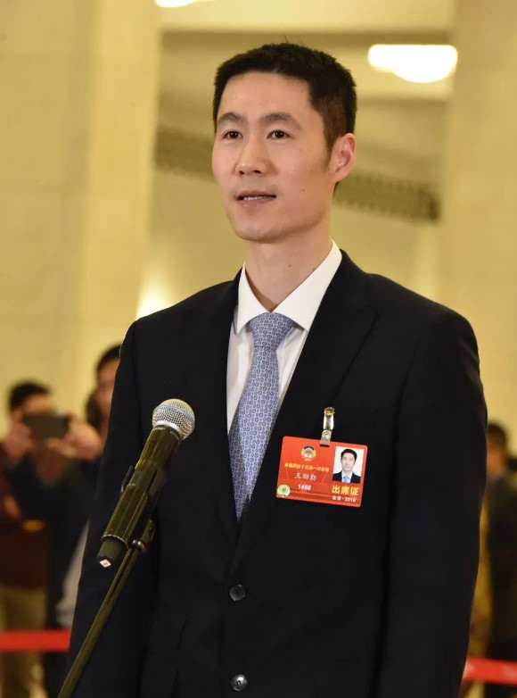 王励勤谈国乒世锦赛去多哈“全队不允许升舱，一律坐经济舱”，其潜台词是：运动员成