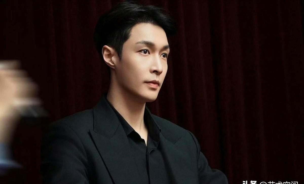 他站在那里，谣言就碎了。前阵子还有人在传张艺兴被“软封”，结果呢？人家直接去