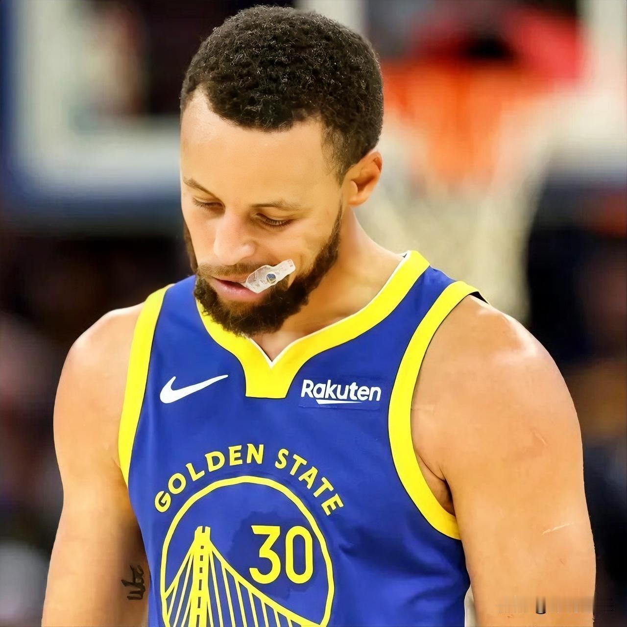 库里单腿打球，不值啊！勇士7分惜败活塞，赛后采访里桑托斯谈到库里，他表示：我注