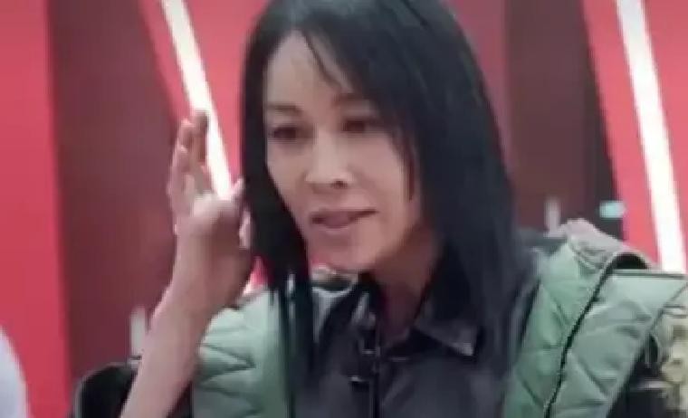 那英在机场撞见一个喊她姐的小姑娘，她没笑着接话，张嘴先问了一句：你谁啊。那英不是针对谁。她录完《乘风