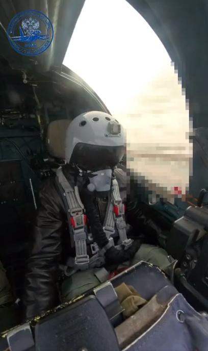 俄罗斯苏-34（Su-34）战斗轰炸机飞行员驾驶战机飞越云层密布的地形时的情景；