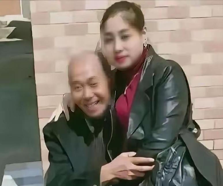 家人不在家，52岁大叔约见初恋家中叙旧，凌晨突发意外52岁的张先生，趁着家