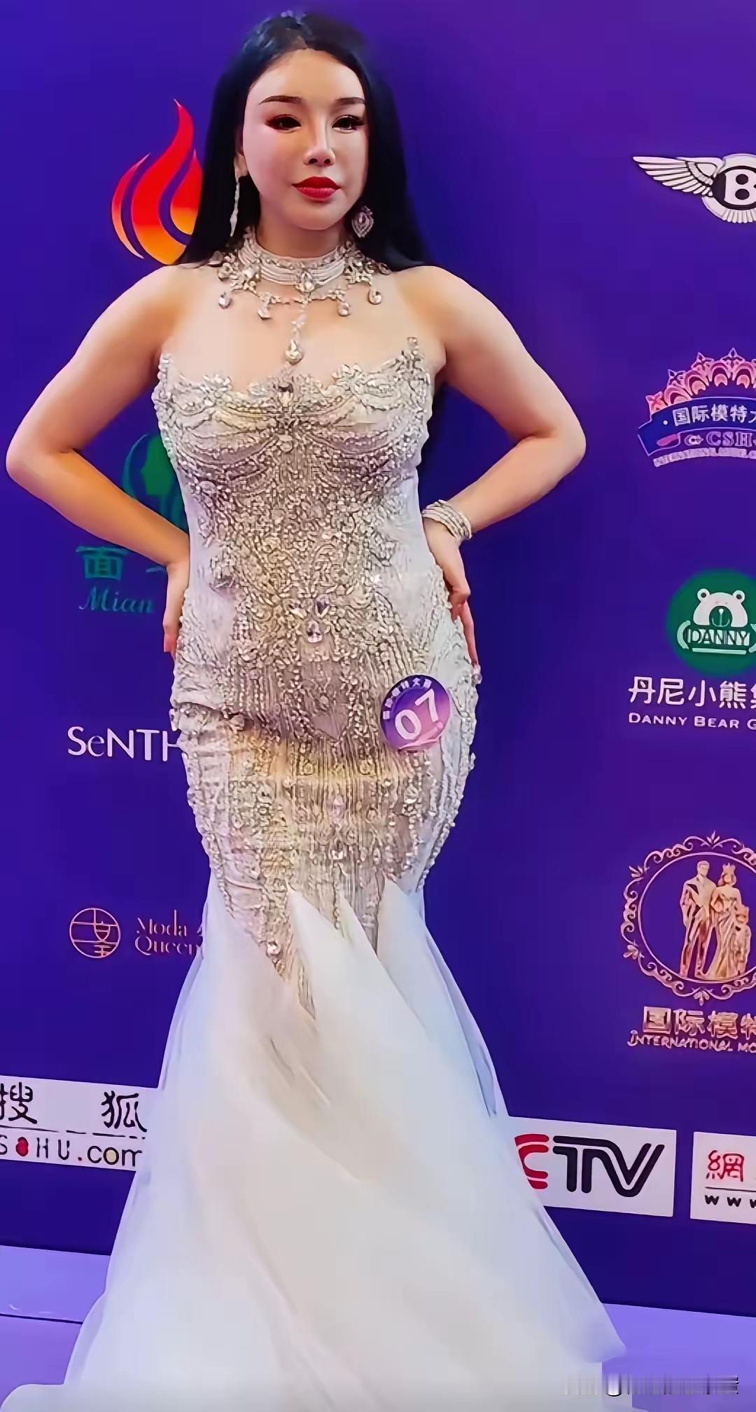 真是邪乎了，这位模特居然是模特大赛上海赛区的冠军，惊不惊喜，意不意外？上海，江