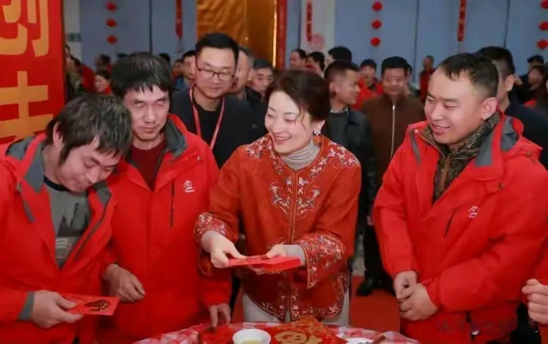 曾经一身喜红色衣服的宗馥莉笑得满脸福气，真心希望女神这次官司必胜，期待王者归来，