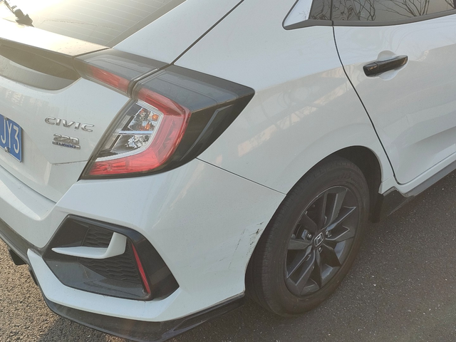 易拉罐思域都说思域是易拉罐，我变道把人家给撞了，我车就掉了一点漆，对面的惨不忍