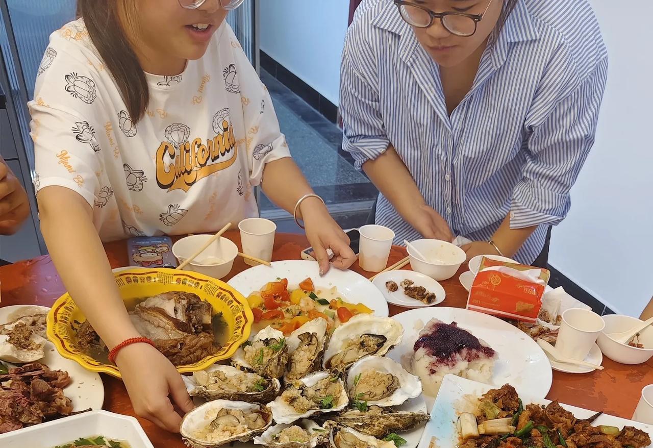 这么热的天，即使山珍海味，有几个人能吃的下呢？看着这样的送米糖喜宴，一桌一桌都