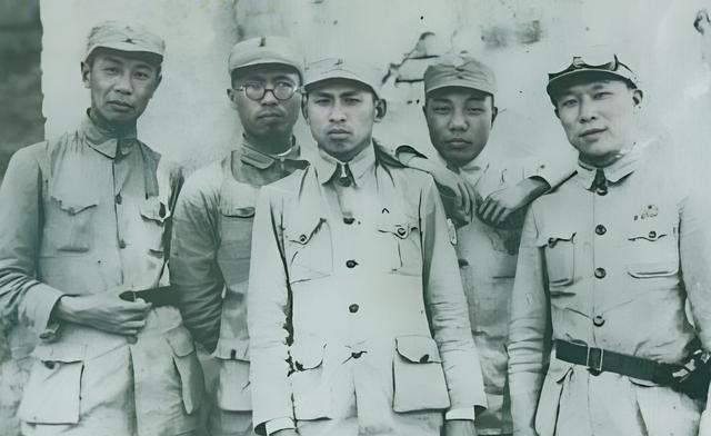 1949年四野挥师南下前，毛主席突然下令撤下政委罗荣桓，调离参谋长刘亚楼，一