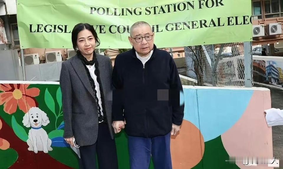 比刘銮雄小几十岁、曾是小记者的甘比，为啥能镇住这位阅女星无数的大佬？要知道老