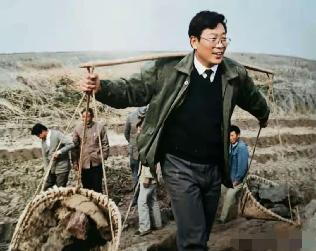 他曾经担任湖南省委书记，在家乡江苏工作多年，一生无私，享年67岁。你知道他是谁吗