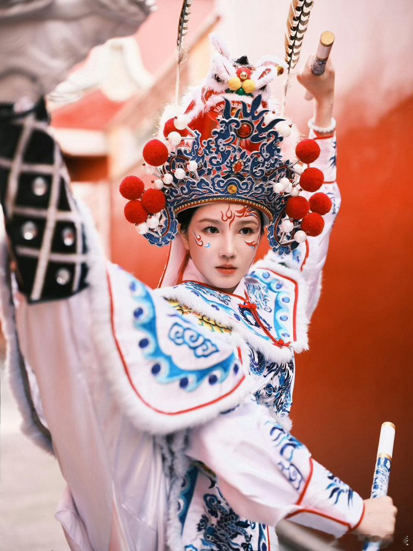 陈小纭大腿小腿几乎一样细翻到她以前练芭蕾的照片就明白了。这种腿型是常年训练的结