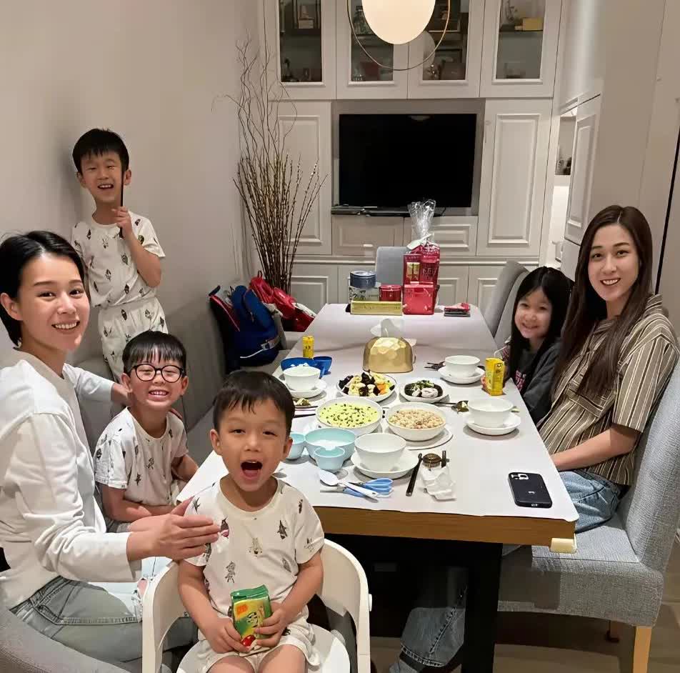 在香港贵为视后也很难买豪宅。你看胡杏儿和钟嘉欣聚餐，餐厅好拥挤，这次聚会钟嘉欣只