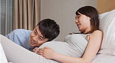 分娩时医生让丈夫亲自剪脐带, 丈夫却问老婆疼还是孩子疼? 医生差点笑出声