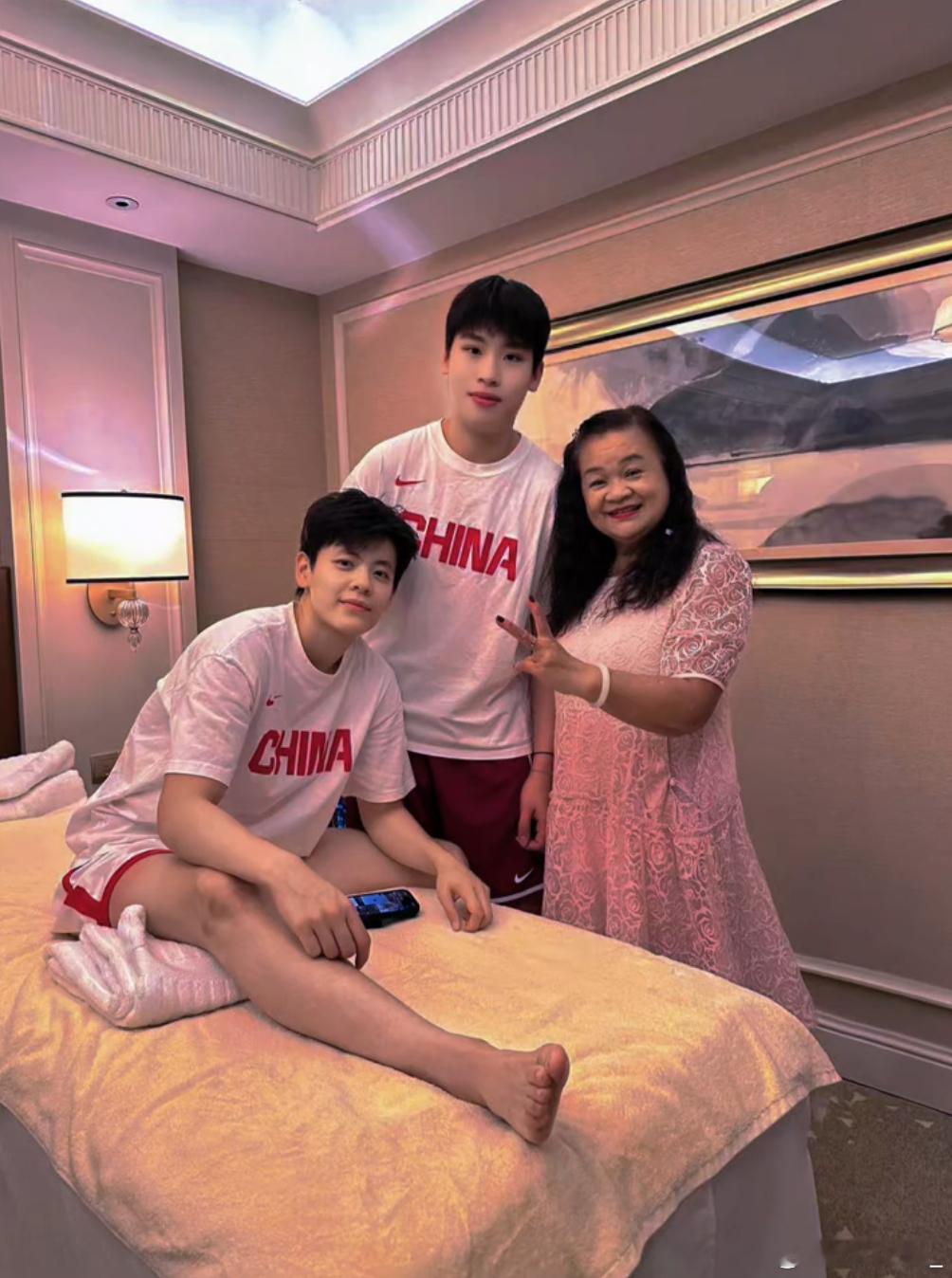 杨舒予杨舒予陈明伶20251121一张合照奇怪的美颜图片源于:抖音微笑小花(