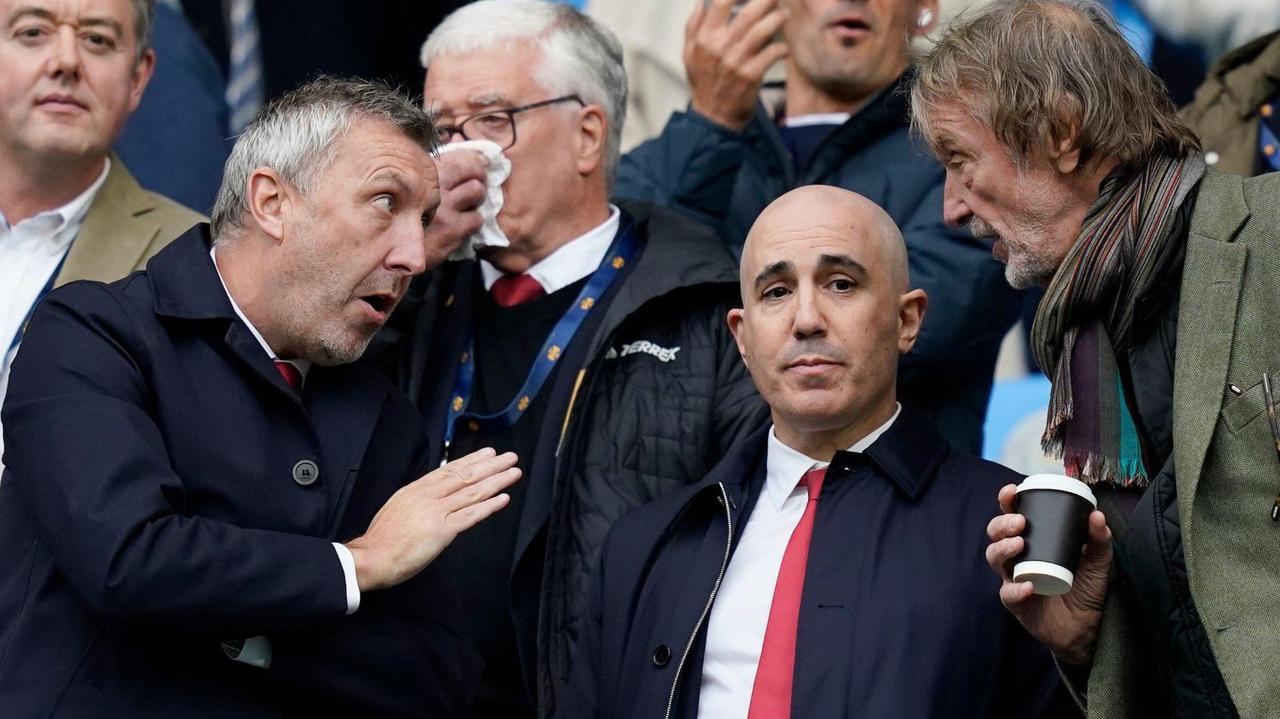 今天我看到一种说法，说曼联还是非常有钱的，完全有能力在冬窗投入大笔资金购买自己计