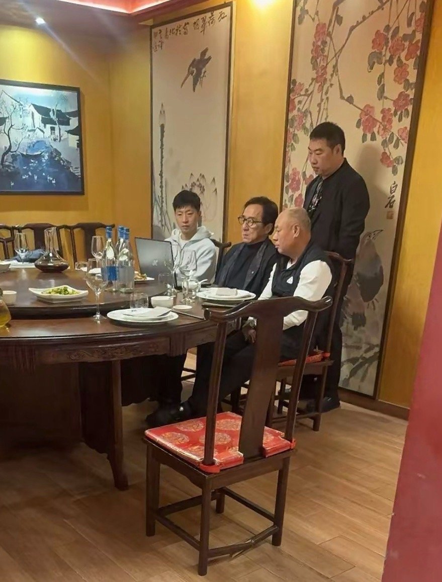 宝和叔叔们一起吃了中餐这个乖巧马龙