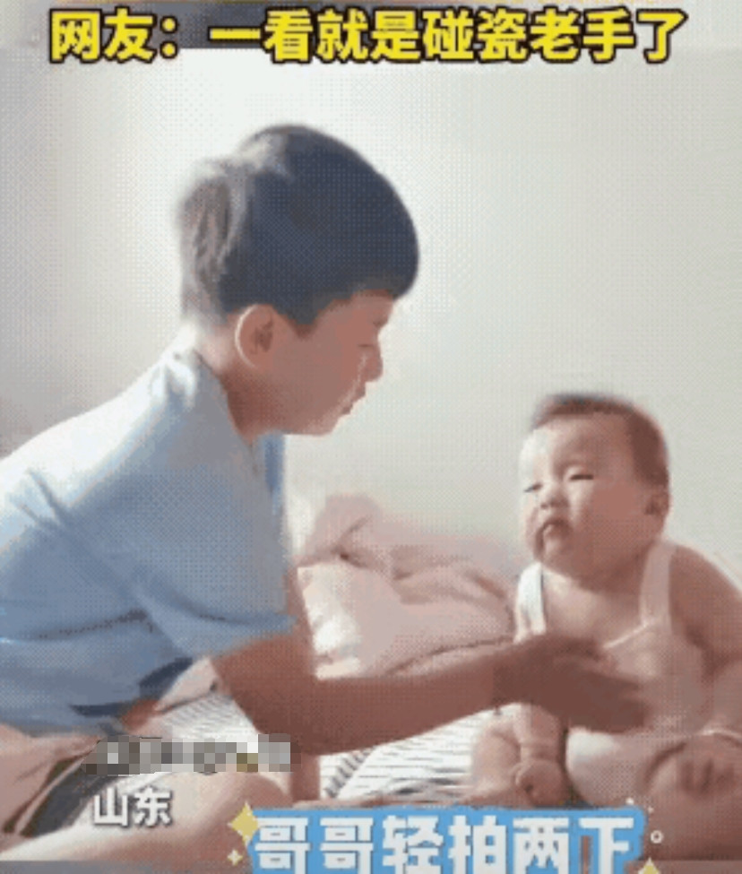 惊呆所有人：5岁的哥哥在床上逗弄半岁的宝宝，哥哥轻拍了宝宝两下，接下来发生的一幕