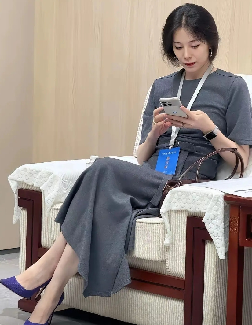 蔚来老板娘王屹芝，那可是才貌双全的典范。她本科毕业于中国传媒大学，曾是央视CCT