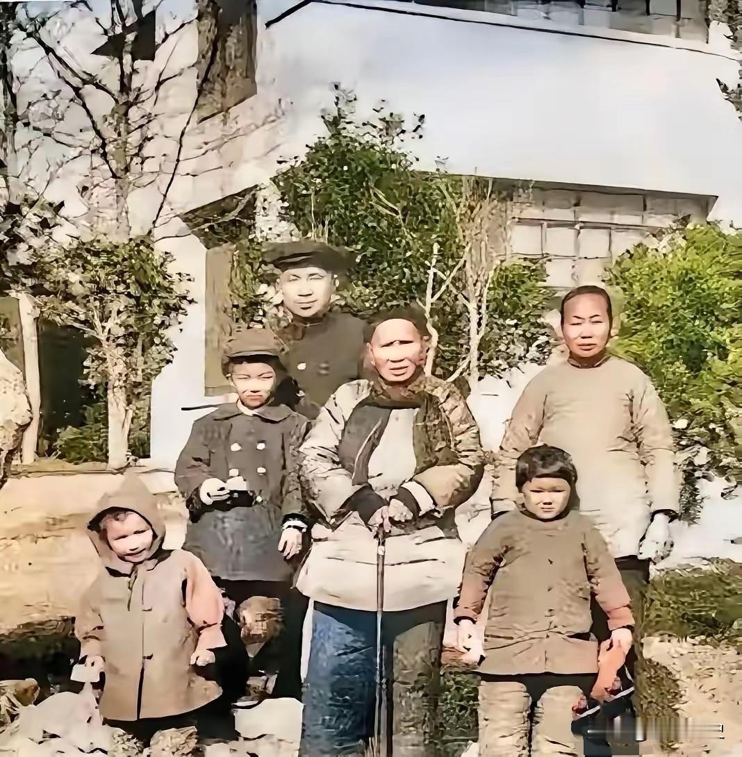 这张珍贵合影拍摄于1950年初！粟裕大将和妻子以及三个孩子和母亲的一张珍贵全