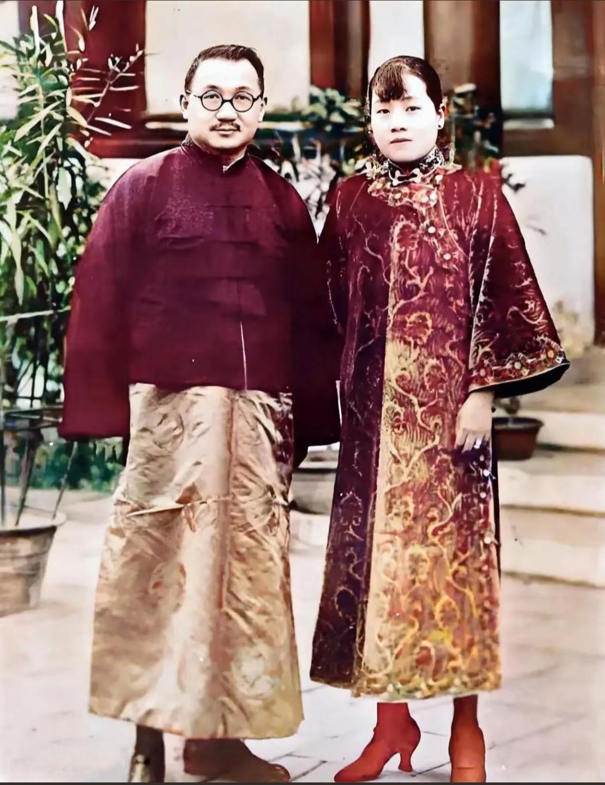 民国豪门联姻的开端1914年，新婚不久的宋霭龄与丈夫孔祥熙的合影，俩人并肩而立