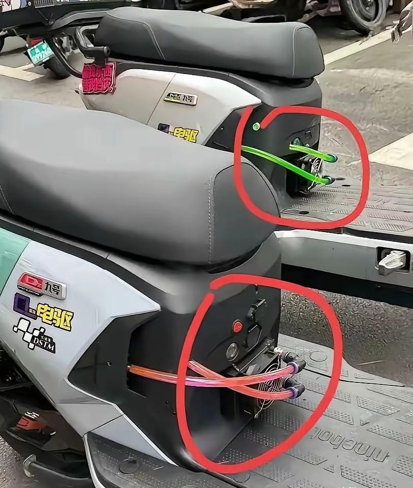 街头惊现“重装”电动车，又是胶管又是小风扇，乍一看还以为是谁家把电脑机箱装车座底