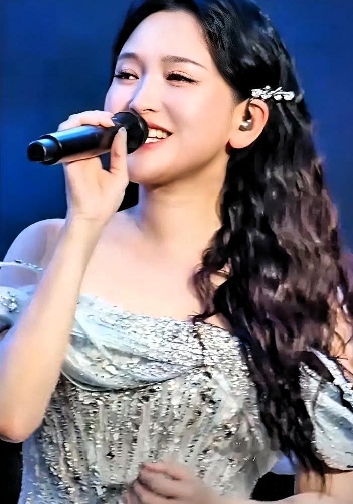 金莎一年商演42场赚500多万，从不带货直播。这才是娱乐圈最清醒的人金莎，一