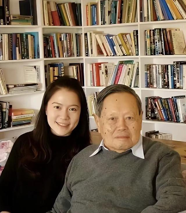都以为翁帆只拿到了清华公寓的使用权，实际上杨振宁留给她的不是房子，而是一笔“活水
