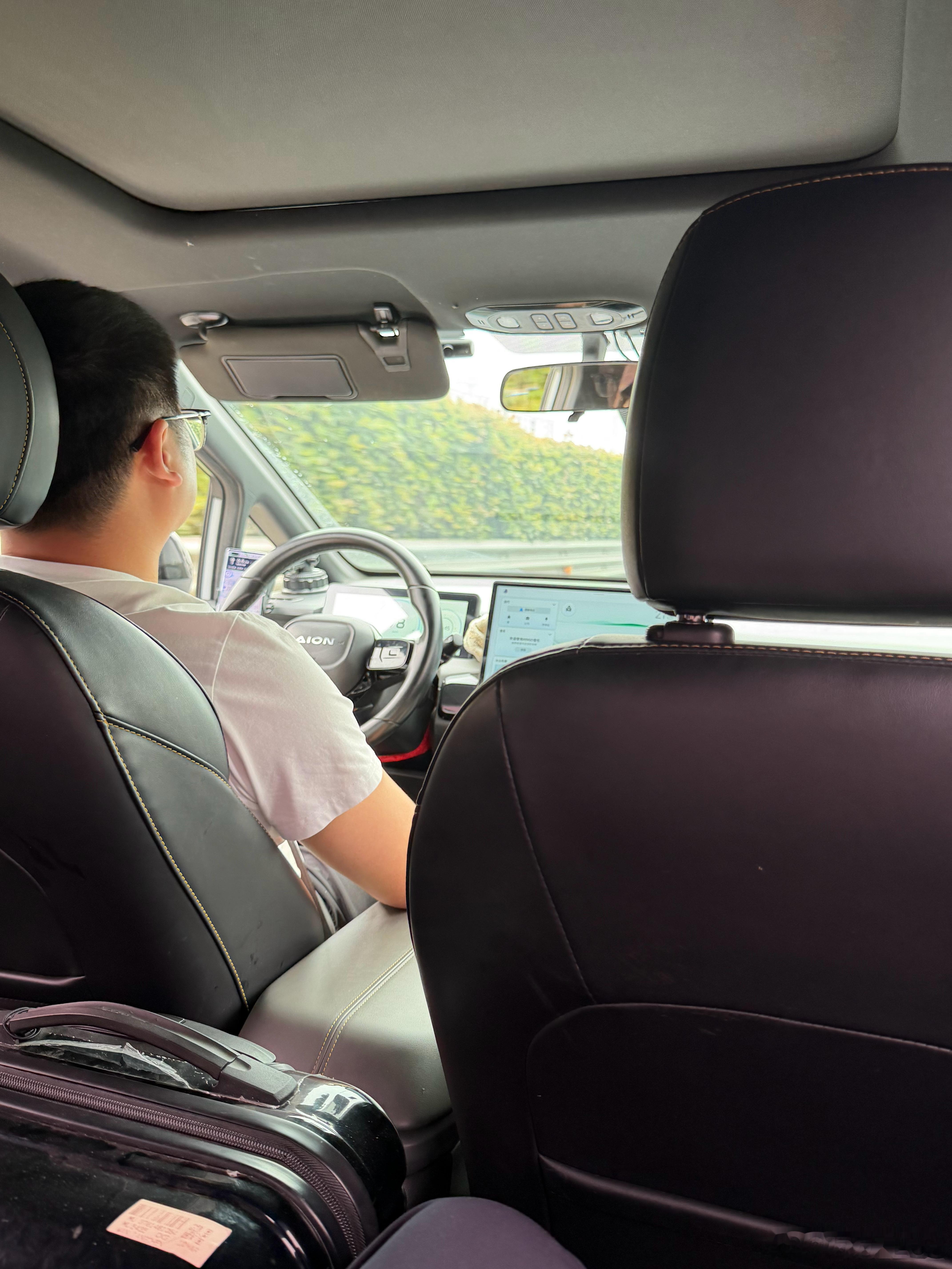 打了个网约车去高铁站，全程20公里，下车发现只要30块….很好奇这司机能赚到钱么