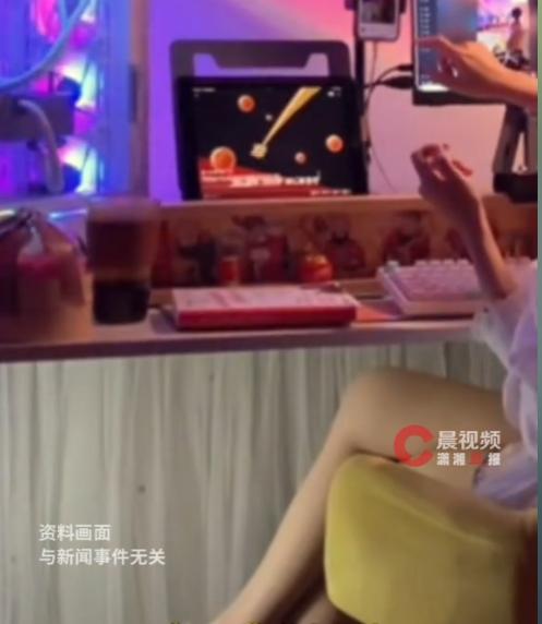 太魔幻了！上海主播小杨结识了一位出手阔绰的女粉丝黄某，对方自称95后单身富婆。