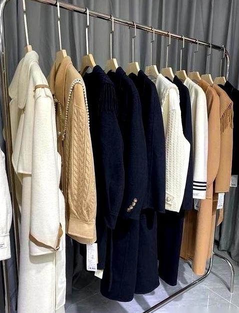 我一直以为我儿媳妇特讲究，羽绒服、呢子大衣、棉服……每天换着穿，一周都不重样。