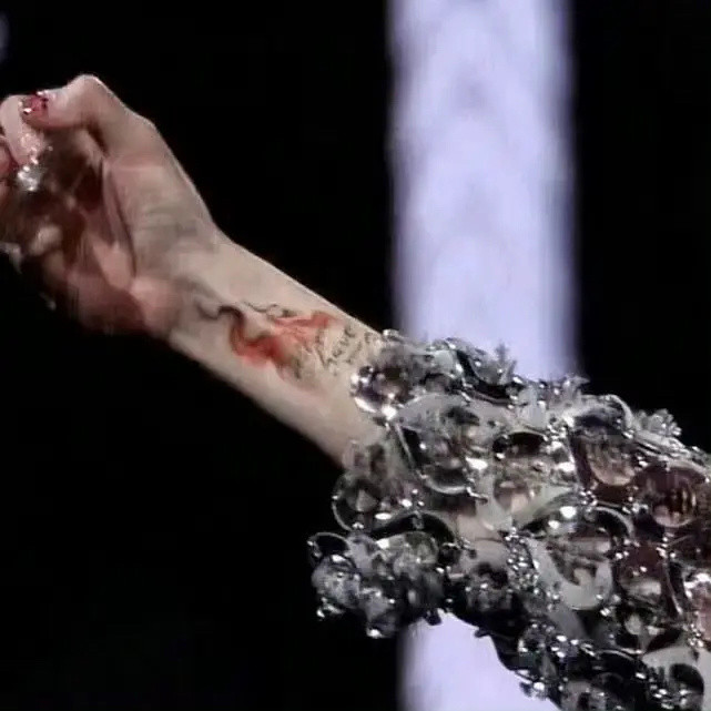 檀健次真会撩，“你所拥有的只是那点炭火”。