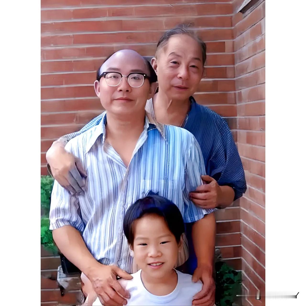 上世纪70年代，台湾，年过古稀的张学良将军和儿子张闾琳、孙子张居仰的合影老照片
