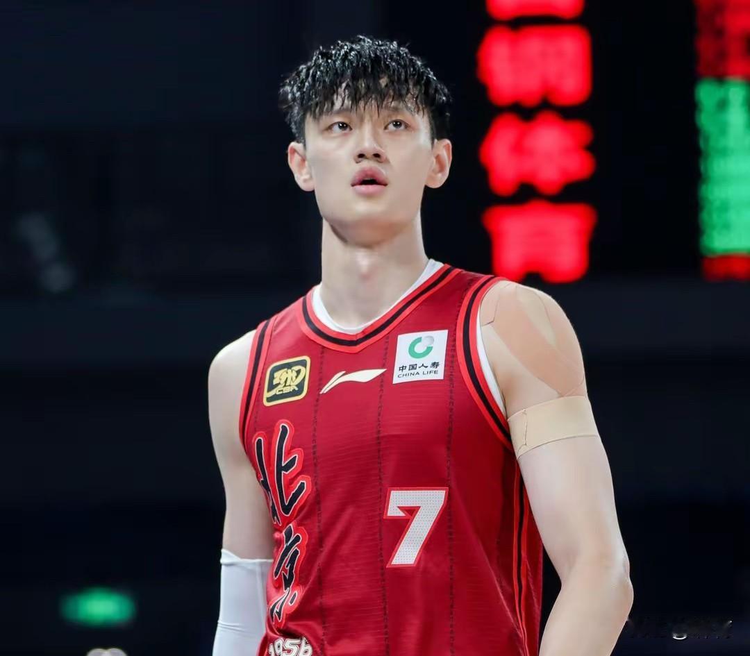 据悉，海外联赛联系曾凡博加盟的球队多达8支以上！有NBL联赛的、也有NCAA的。