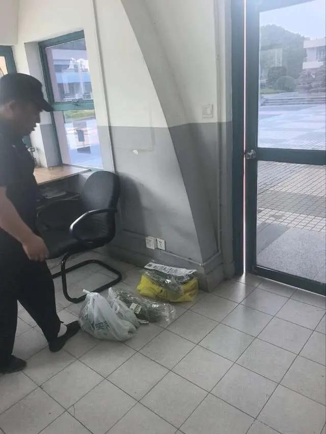 申花球迷往申花俱乐部寄韭菜！上海申花球迷对客场输给武汉三镇是耿耿于怀，而且整个